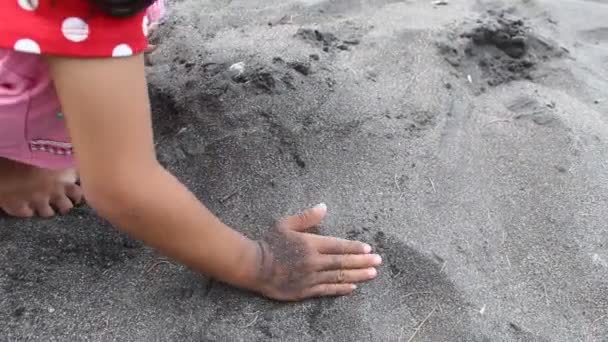 Menina Jogando Areia Praia — Vídeo de Stock