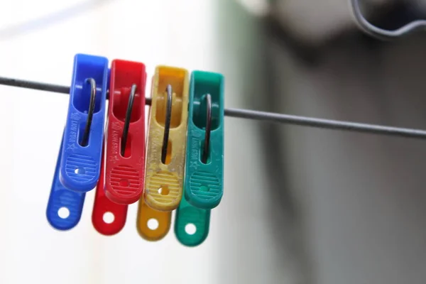 Blauwe Rode Gele Groene Wasknijpers Hanger Met Wazige Achtergrond — Stockfoto