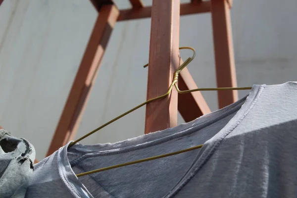 Grijs Shirt Met Gele Hanger Hangend Aan Een Oranje Strijkijzer — Stockfoto