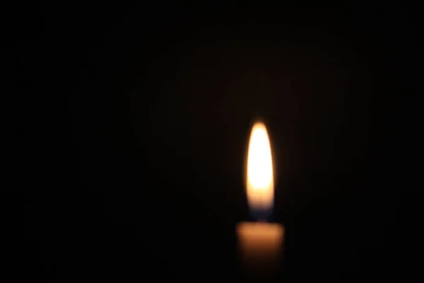 Verschwommene Kerzenflamme Einem Dunklen Raum — Stockfoto