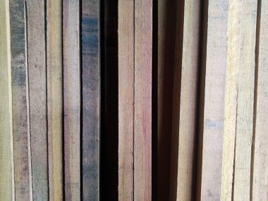 İnşaat malzemeleri için kesilmiş odun yığını