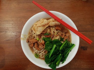 Mie ayam, içinde erişte, doğranmış tavuk, hardal yeşili ve hamur köftesi bulunan ucuz bir Endonezya spesiyalidir.