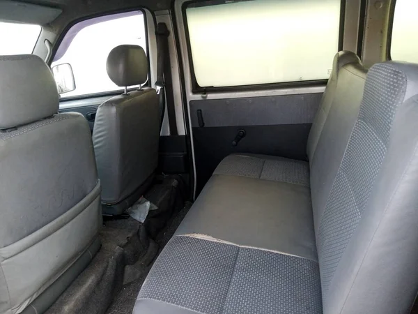 在一个非常便宜的灰色轿车里的乘客包厢的内部 — 图库照片