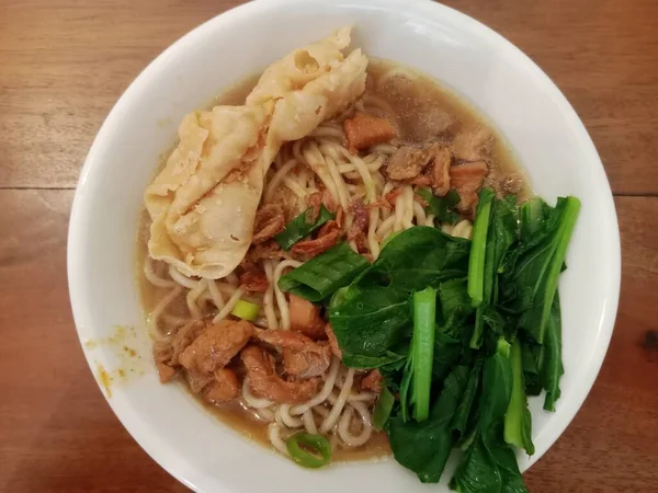 Mie Ayam Una Especialidad Indonesia Asequible Que Contiene Fideos Pollo —  Fotos de Stock