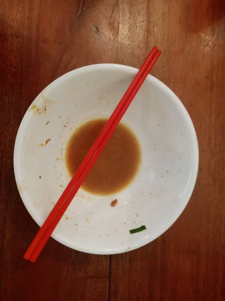 Tigela Almoço Sujo Com Pauzinhos Fundo Mesa Madeira Conceito Alimento — Fotografia de Stock