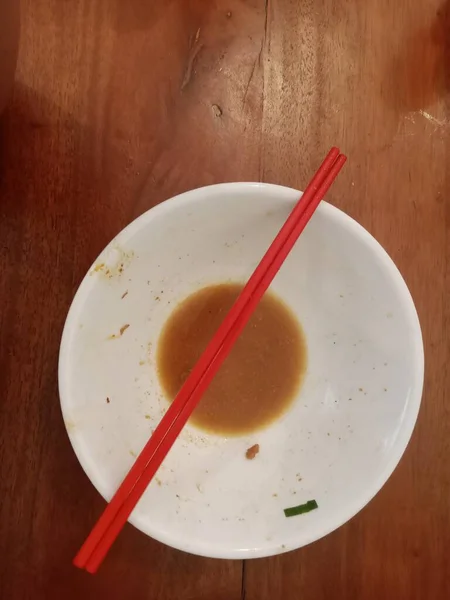 肮脏的午餐碗 在木制桌子的背景上有筷子 廉价和负担得起的食物概念 — 图库照片