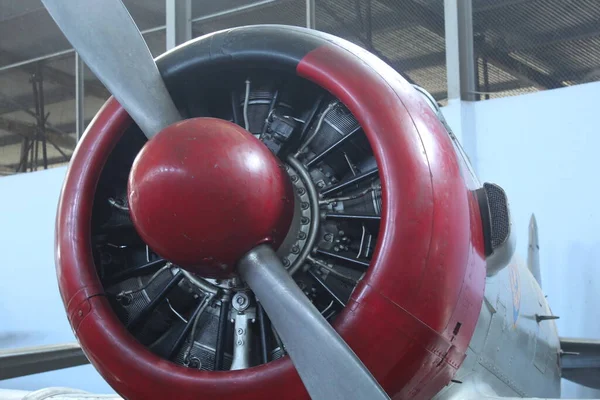 关闭退役军用飞机螺旋桨并在航空航天博物馆展出 — 图库照片