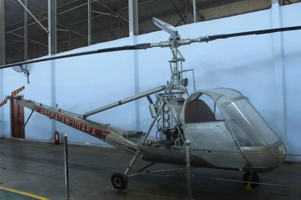 Военный Вертолет Ввс Индонезии Который Выведен Пенсию Находится Экспозиции Аэрокосмического — стоковое фото