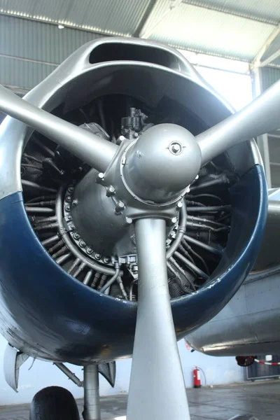 Zbliżenie Emerytowanego Śmigła Wojskowego Wystawie Muzeum Lotnictwa Kosmonautyki — Zdjęcie stockowe