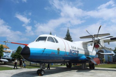 Emekli olmuş ve Endonezya 'nın Yogyakarta kentindeki uzay müzesinde sergilenmekte olan ticari yolcu uçağı.