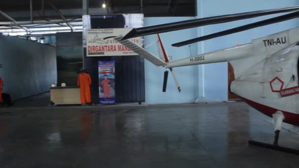 Militaire Helikopter Van Indonesische Luchtmacht Die Met Pensioen Gegaan Zien — Stockvideo