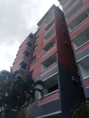 Gün boyunca parlak mavi gökyüzünün arka planına karşı kırmızı bir apartman perspektifi