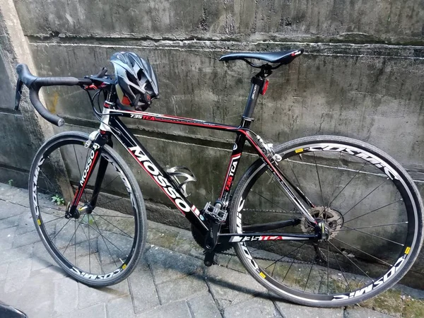 Road Bike Leaning Gray Concrete Wall Daytime — Stockfoto