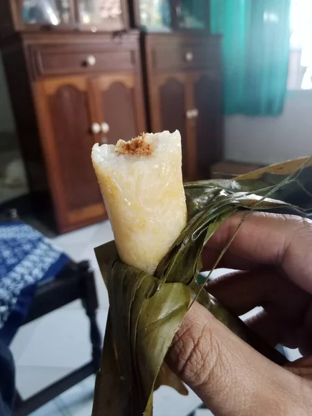 Lemper Lanche Salgado Indonésio Feito Arroz Glutinoso Cheio Frango Picado — Fotografia de Stock