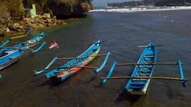 Yogyakarta, 3 Haziran 2020, güneşli bir sabah sahilde geleneksel bir balıkçı teknesi. Sahil hayatı teması için mükemmel.