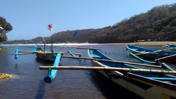 Några Traditionella Fiskebåtar Förankrade Stranden Solig Morgon — Stockvideo