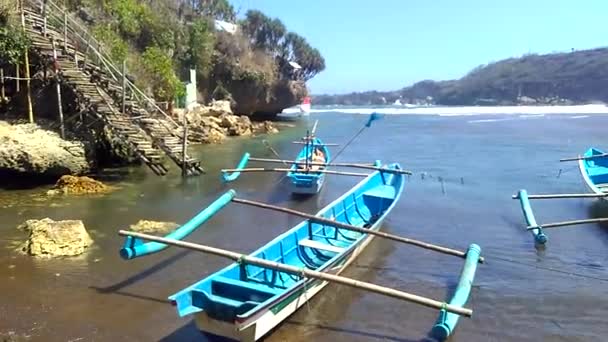 Alguns Barcos Pesca Tradicionais Ancorados Costa Uma Manhã Ensolarada — Vídeo de Stock