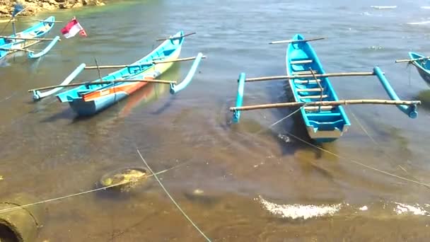 Některé Tradiční Rybářské Lodě Kotvící Břehu Slunečného Rána — Stock video