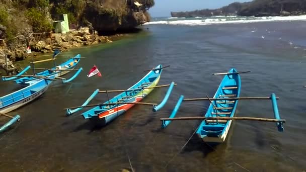 Beberapa Perahu Nelayan Tradisional Berlabuh Pantai Pada Pagi Hari Yang — Stok Video