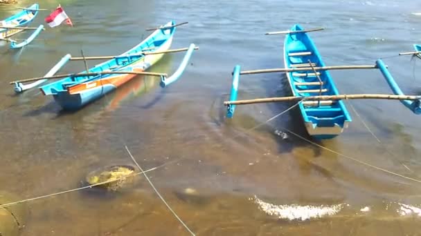 Sommige Traditionele Vissersboten Verankerd Kust Een Zonnige Ochtend — Stockvideo