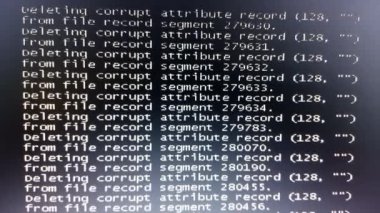 Monitörde kod, hackerların program kodu, ekranda çalışıyor, 