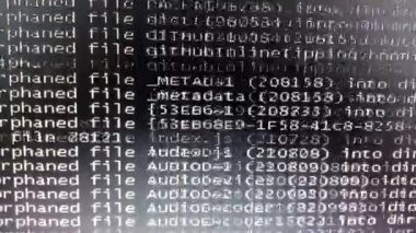 Monitörde kod, hackerların program kodu, ekranda çalışıyor, 