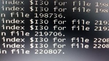 Monitörde kod, hackerların program kodu, ekranda çalışıyor, 