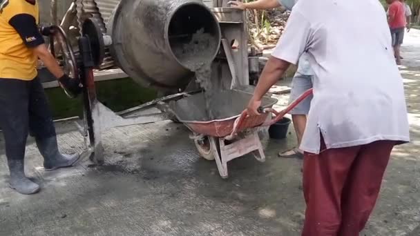 Blurred View Worker Pushing Wheelbarrow Concrete Worker Pouring Concrete Cement — Stock Video