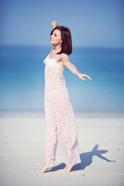 Beautiful young woman at sea — Stock Photo, Image