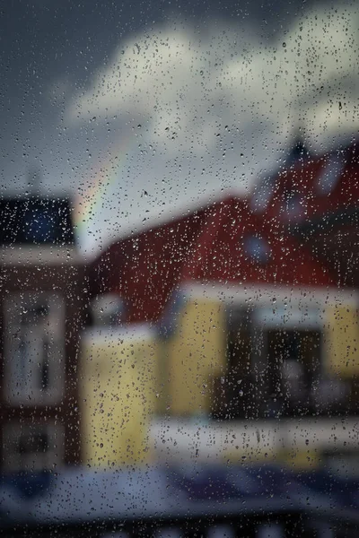 窓ガラスに雨の滴 窓の雨が都市をぼやけて ガラスに雨 — ストック写真