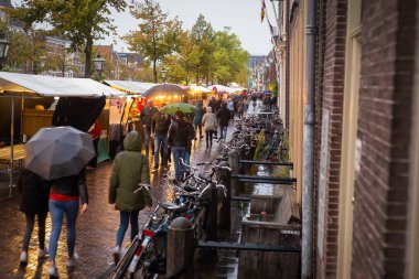 02 Ekim 2021, Leiden, Hollanda: Kurtuluş Günü kutlamaları sırasında Leiden şehir merkezindeki sokak pazarı ve eğlence parkı