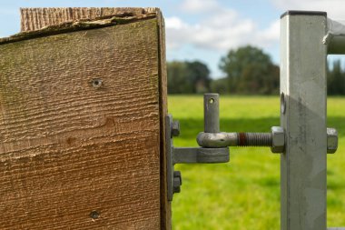 Hollanda 'nın Leiden kentindeki Polder Park Cronesteyn' de ahşap çit.