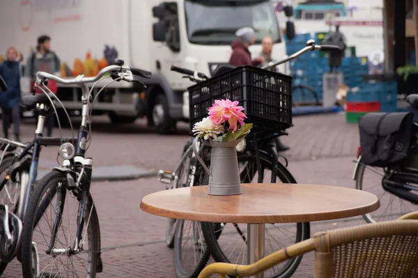 Flores Vaso Mesa Café Leiden Países Baixos Durante Dia Mercado — Fotografia de Stock