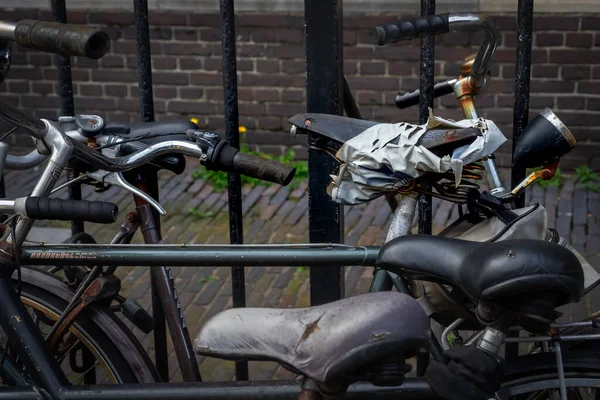 울타리에 기대어 전형적 네덜란드 자전거 — 스톡 사진