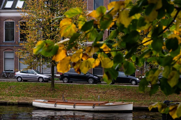 Krásný Bílý Kanál Cruse Loď Podzim Den Leiden Nizozemsko — Stock fotografie