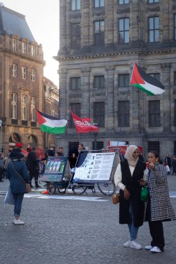 24 Ekim 2021, Amsterdam, Hollanda, Filistin 'e destek eylemi, Baraj meydanında, Amsterdam' ın merkezinde, Filistin bayraklarıyla