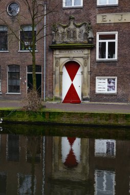 24 Ekim 2021, Leiden, Hollanda, renkli tuğla ve alçı cepheli tarihi evler dizisi 