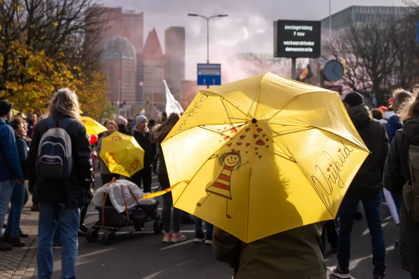 07 Kasım 2021, Lahey, Hollanda, Malieveld, COVID-19 enfeksiyonları ve sarı şemsiyeyi önleme amaçlı hükümet tedbirlerine karşı protesto