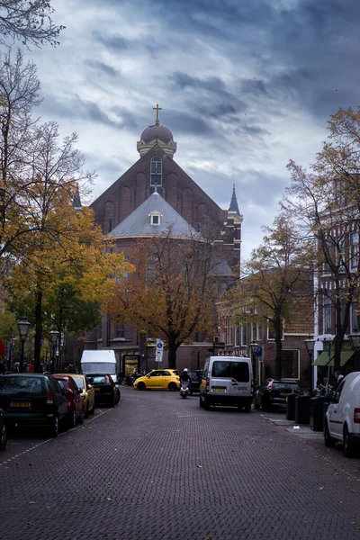 2021年10月29日オランダのライデン暗い雲と秋の色の下での教会 ハーソルビーグの街の景色 — ストック写真