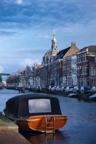 November 2021 Leiden Nederland Straatzicht Marekerk Kerk Houten Boot Gracht — Stockfoto