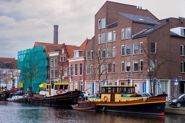 Října 2021 Leiden Nizozemsko Pohled Ulici Tradiční Holandské Lodě Kanálu — Stock fotografie