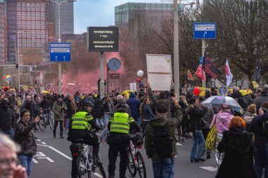 07 Kasım 2021, Lahey, Hollanda, Malieveld, COVID-19 enfeksiyonlarını önleme amaçlı hükümet tedbirlerine karşı protesto, görev başındaki polis güçleri, düzen sağlanması ve insanların can ve mal ve mallarının korunması 