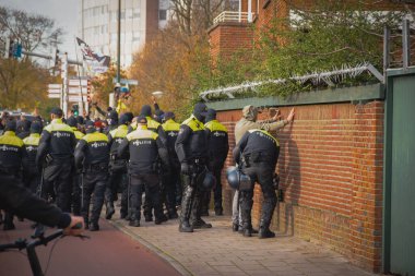 07 Kasım 2021, Lahey, Hollanda, Malieveld, COVID-19 enfeksiyonlarını önleme amaçlı hükümet tedbirlerine karşı protesto, görev başındaki polis güçleri, düzen sağlanması ve insanların can ve mal ve mallarının korunması 