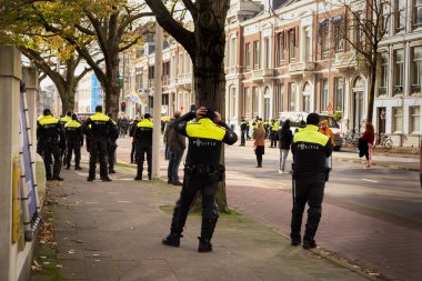 07 Kasım 2021, Lahey, Hollanda, Malieveld, COVID-19 enfeksiyonlarını önleme amaçlı hükümet tedbirlerine karşı protesto, görev başındaki polis güçleri, düzen sağlanması ve insanların can ve mal ve mallarının korunması 