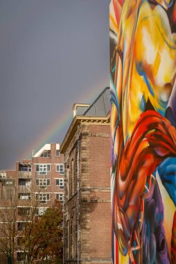 21 Kasım 2021, Leiden, Hollanda, Gökkuşağı Volkenkunde Müzesi 'nin renkli cephesinde