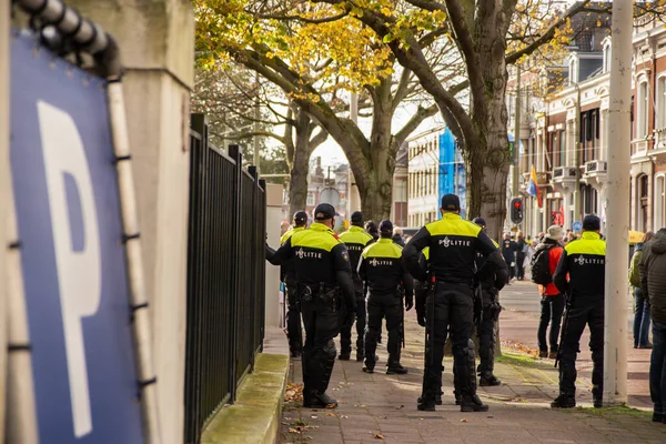 07 Kasım 2021, Lahey, Hollanda, Malieveld, COVID-19 enfeksiyonlarını önleme amaçlı hükümet tedbirlerine karşı protesto, görev başındaki polis güçleri, düzen sağlanması ve insanların can ve mal ve mallarının korunması 