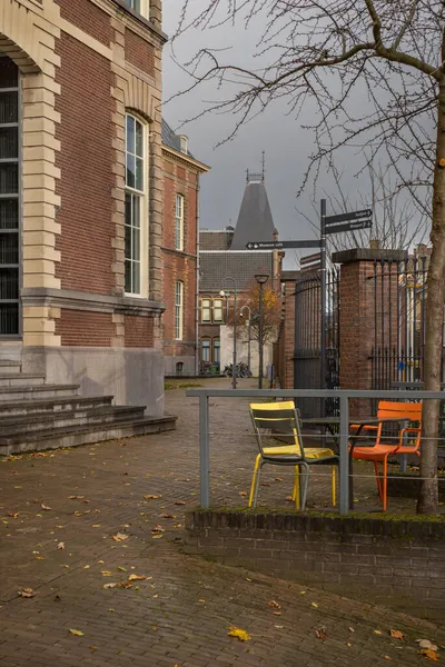 Fachada Tijolo Vermelho Cadeiras Coloridas Perto Museu Volkenkunde Leiden Países — Fotografia de Stock