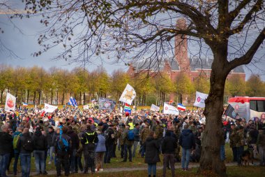 07 Kasım 2021, Lahey, Hollanda, Malieveld, COVID-19 enfeksiyonlarını önleme amaçlı hükümet tedbirlerine karşı protesto