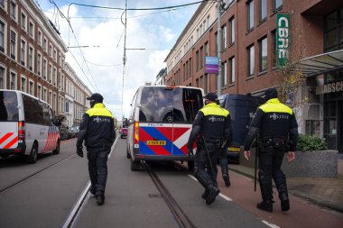 07 Kasım 2021, Lahey, Hollanda, Malieveld, COVID-19 enfeksiyonlarını önleme amaçlı tedbirlere karşı protesto, görev başındaki polis güçleri, insanların yaşamlarını ve mallarını koruma