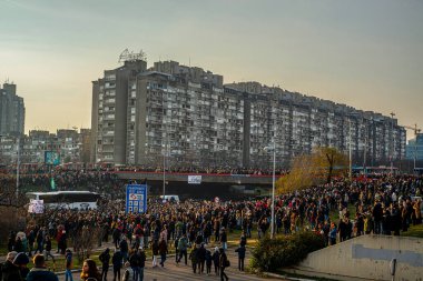 4 Aralık 2021, Belgrad, Sırbistan, Çevre protestosu. Protestocular otoyolu kapatıyor. Rio Tinto şirketinin Sırbistan 'da lityum çıkarmayı planlamasına karşı protesto.